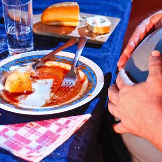 7. تناول كميات كبيرة من الطعام