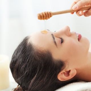 6. يحافظ على البشرة ويعالج مشاكلها