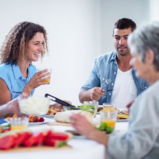 2. اجلس على رأس الطاولة