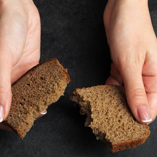 8. لا تأكل الخبز أولًا