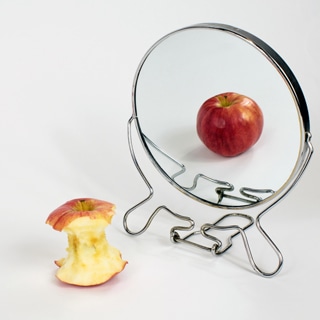 9. تناول الطعام أمام المرآة