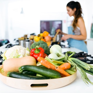 8. تناول الطعام في البيت