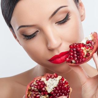 5. يُحافظ على البشرة