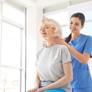 6. يُقلل من خطر الإصابة بهشاشة العظام