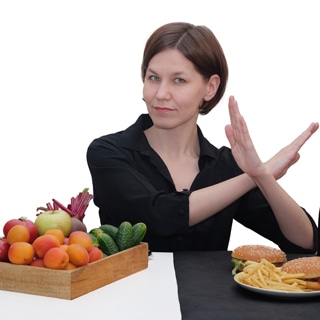 6 أطعمة عليك التوقف عن تناولها حالًا