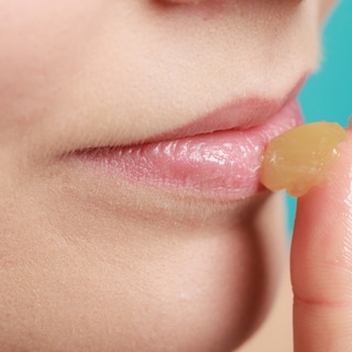 1. تشقق الشفاه