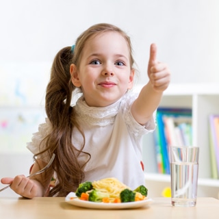 2. يُقلل من تناول الأطعمة الصحية