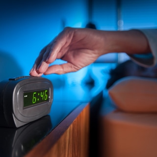 1. تضغط على زر الغفوة في المنبه