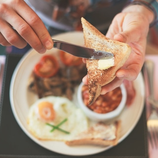 5. تتخطى وجبة الإفطار