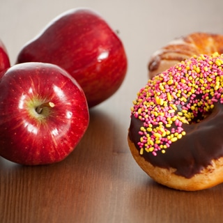 2. تتناول الوجبات الخفيفة الغير صحية