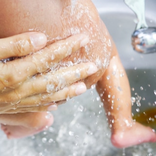 2. شطف منطقة الحفاض