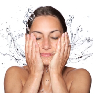 4. يُغذي بشرتك