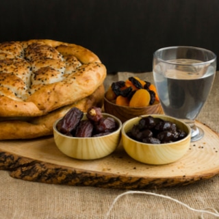 2. المواظبة على تناول السحور