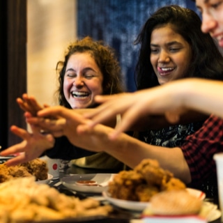 3. تجنب تناول كمية كبيرة من الطعام