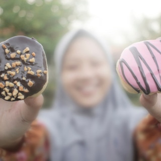 4. التقليل من الأطعمة الدسمة والحلويات