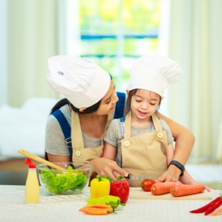 6. دع طفلك يساعدك في المطبخ 6. دع طفلك يساعدك في المطبخ