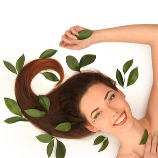 4. تُحفز نمو الشعر وتُعالج الشيب