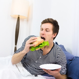 2. لا تتناول العشاء قبل النوم