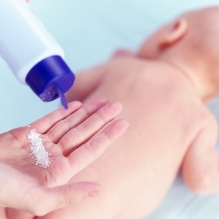 4. في حالة إصابة طفلك بطفح الحفاظ استخدمي بودرة التلك