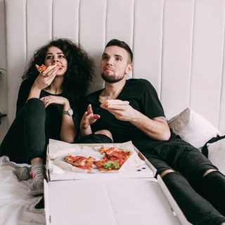 1. لا تتناول الكثير من الطعام قبل ممارسة الجنس