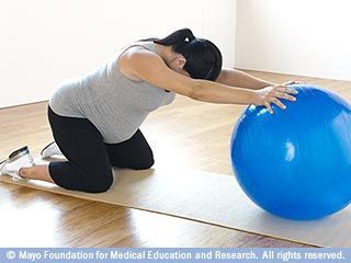 التمديد الخلفي باستخدام كرة اللياقة البدنية