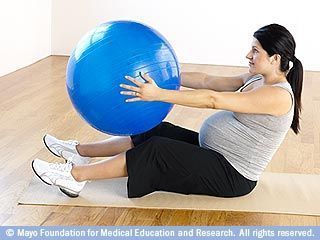 تدوير الجذع باستخدام كرة اللياقة البدنية