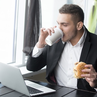 3. لا تأكل على مكتبك 3. لا تأكل على مكتبك