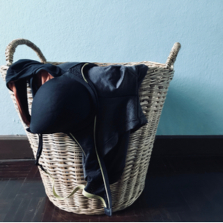 1. ملابس سباحة أو ملابس داخلية