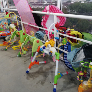 5. كن حذرًا مع أشياء الأطفال