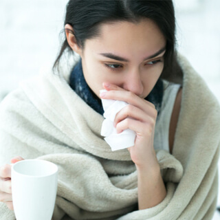 الفروقات بين أعراض المرض الذي يسبّبه فيروس الكورونا المستجدّ والرشح