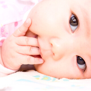 4. قيام الطفل بمص الأشياء