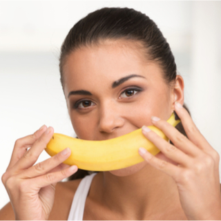 طريقة تبيض الأسنان بقشر الموز