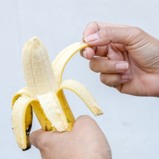 هل حقًا الموز فعال في تبييض الأسنان؟ 