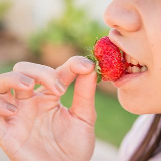 فاكهة أخرى قد تُساعدك في تبيض أسنانك