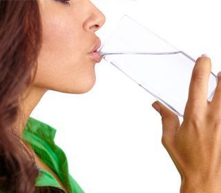 شرب كميات كافية من السوائل 