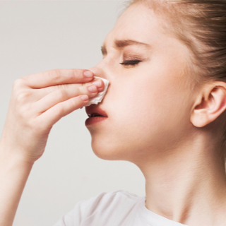 3. الضغط على الأنف