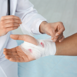 تغطية الجرح ووضع الضماد عليه