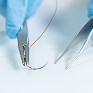 البدء بخياطة الجرح