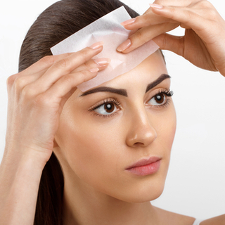 التربيت على الوجه بمنديل