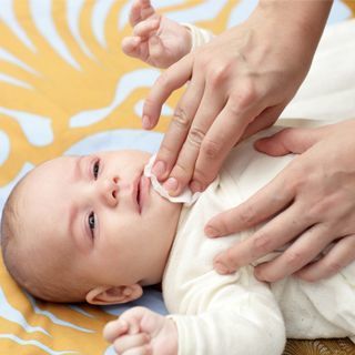 العناية بالفم قبل ظهور السن الأول