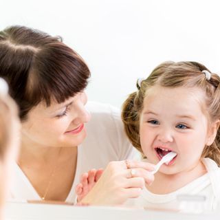 تنظيف الأسنان اللبنية