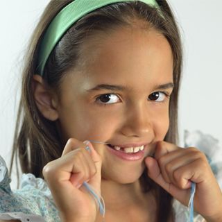 استخدام خيط الأسنان