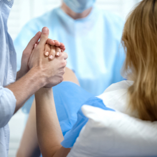 كيف يراقب الطبيب حجم بطن الحامل لتقدير موعد الولادة