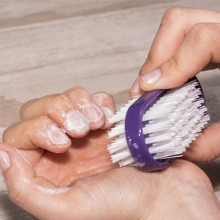 قص وتنظيف الأظافر 