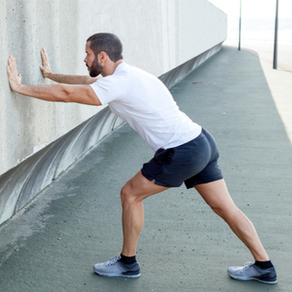 تمرين إطالة عضلة ربلة الساق