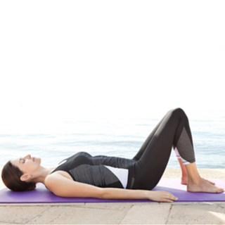 تمرين شد الصدر أثناء الاستلقاء تمرين شد الصدر أثناء الاستلقاء