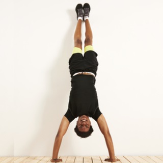 تمرين الوقوف على اليدين