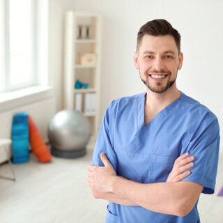 من يقدم العلاج الطبيعي؟