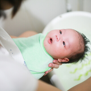 طريقة تحميم الطفل الرضيع الصحيحة بالصور