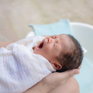 بعد الانتهاء من تحميم الطفل الرضيع 